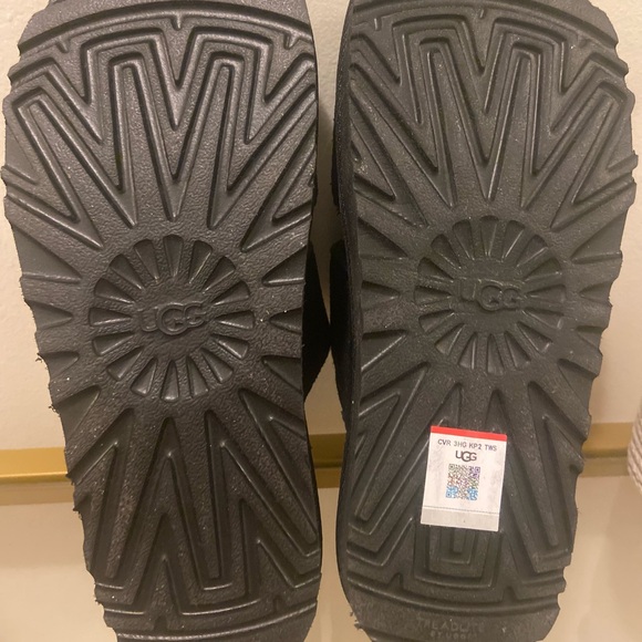 Ugg Greer Slide like new! Suede, Ugg logo, black, size 5, great with any outfit! - Picture 8 of 8